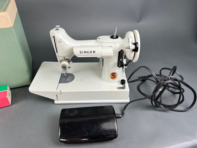 Image for Singer Featherweight Sewing Machine Model 221