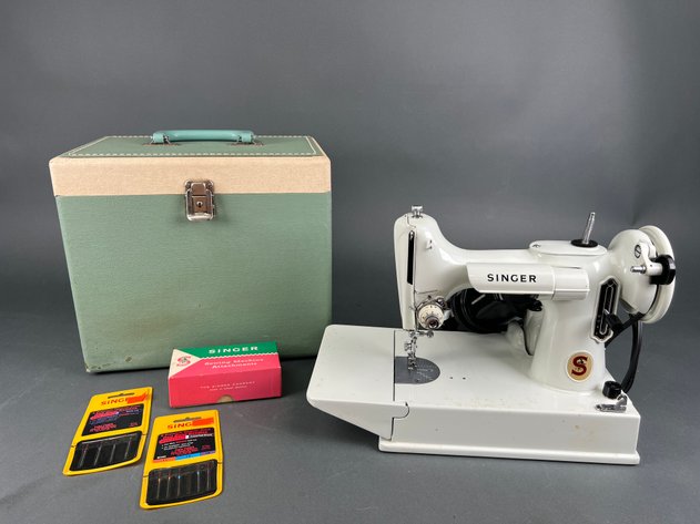Image for Singer Featherweight Sewing Machine Model 221