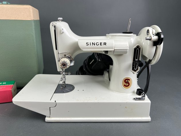 Image for Singer Featherweight Sewing Machine Model 221