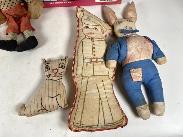 Image for (10) Vintage Stuffed  Animals and (1) Vintage Barnum's Animal Crackers Xlarge Cracker Box