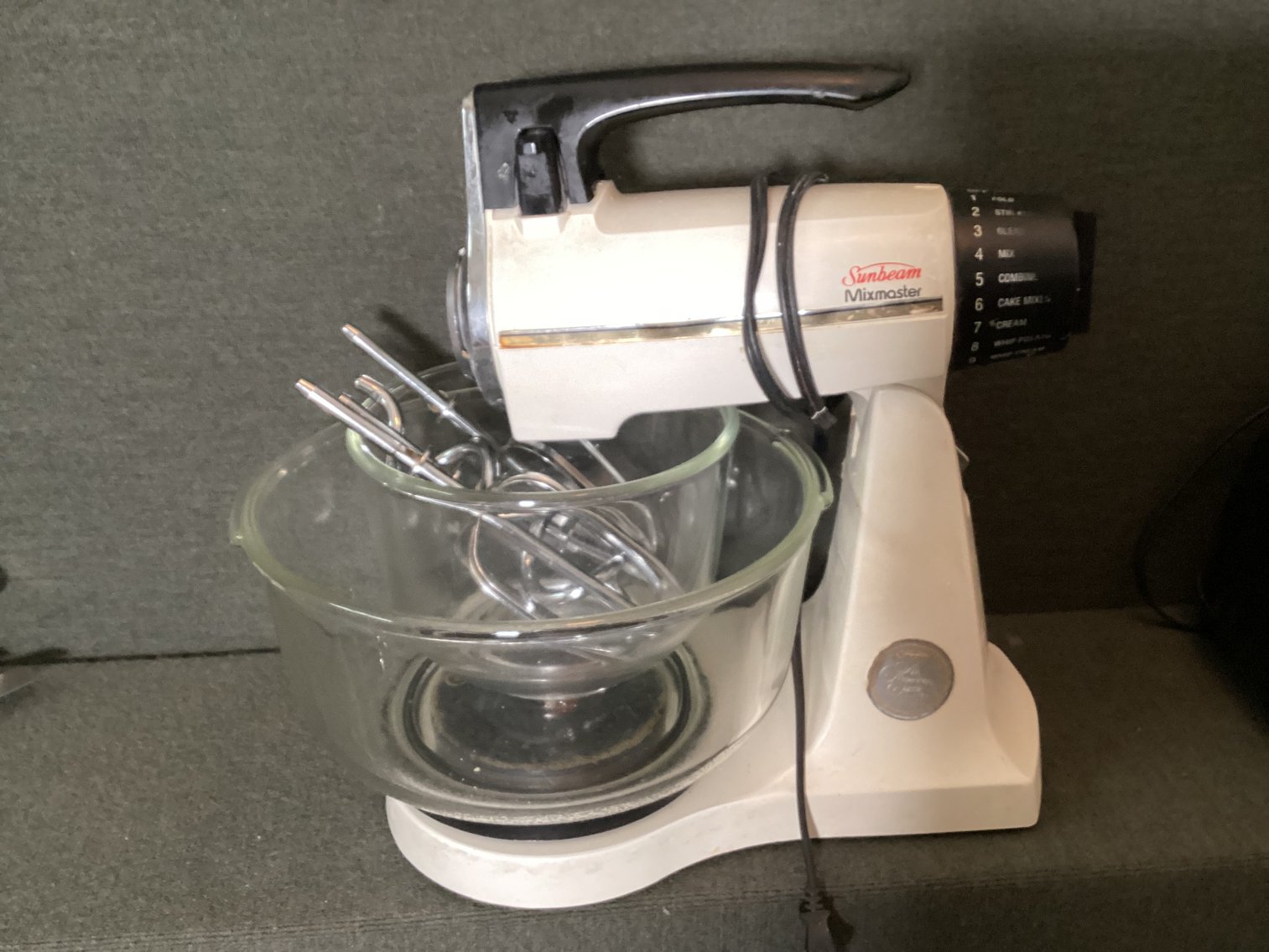 Image for Sunbeam mixer, Oster blender, carving knife, hand mixer