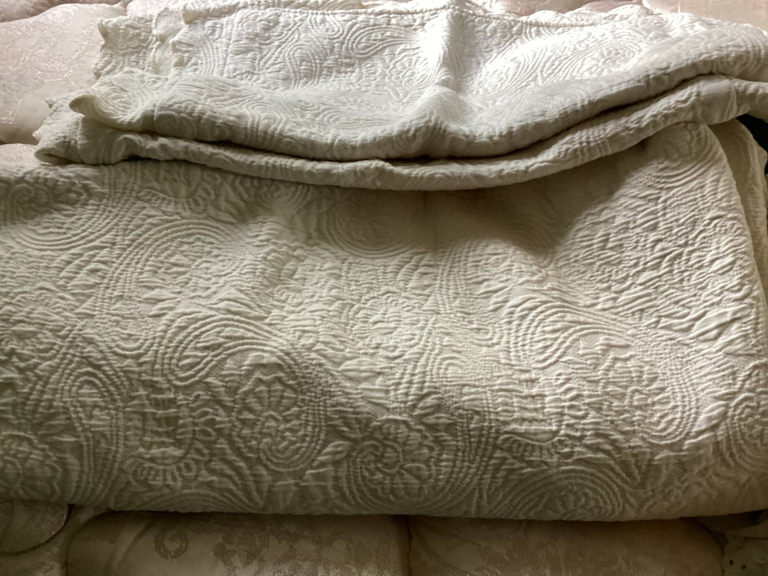 Image for Full Size Bedspread and Cathedral Window Pillow