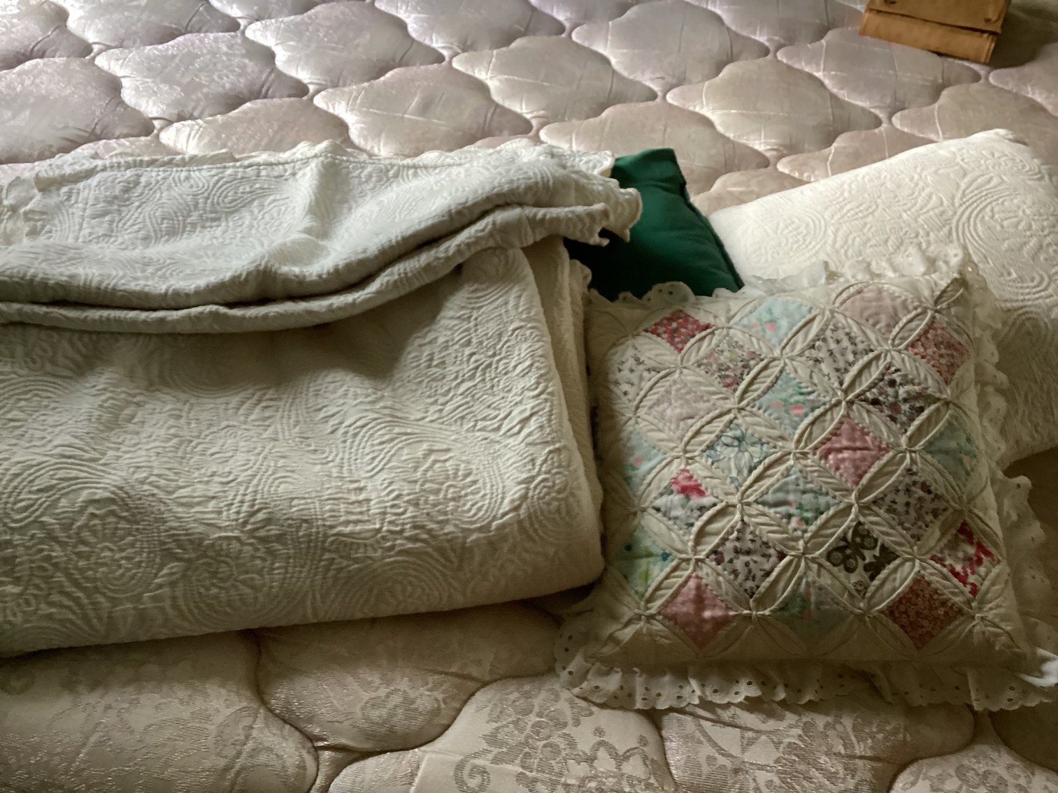 Image for Full Size Bedspread and Cathedral Window Pillow