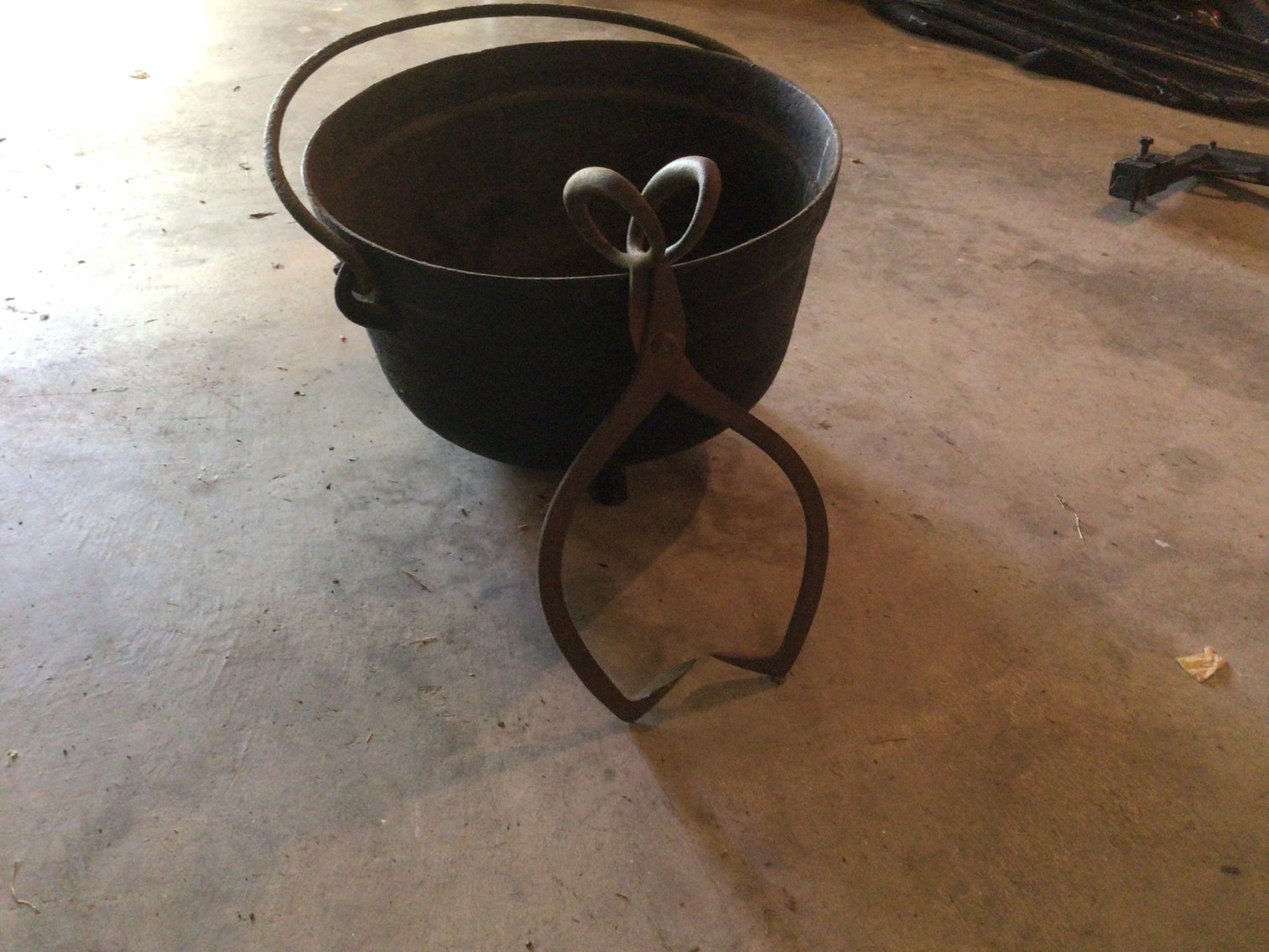 Image for Cast iron kettle and tongs.
