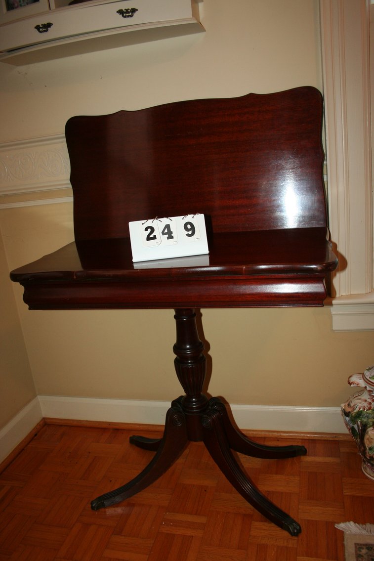 Image for Duncan Phyfe Mahogany Table