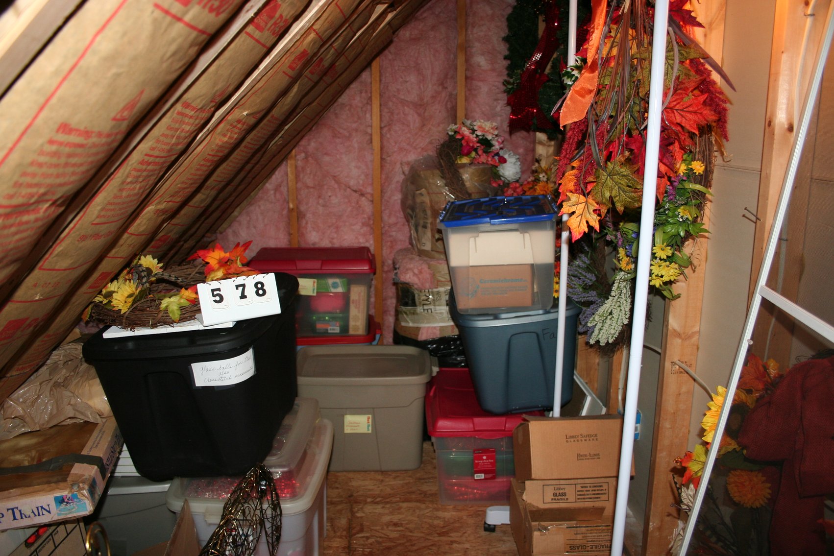 Image for Contents of Room - Christmas, Holiday Decor, 4 Pictures