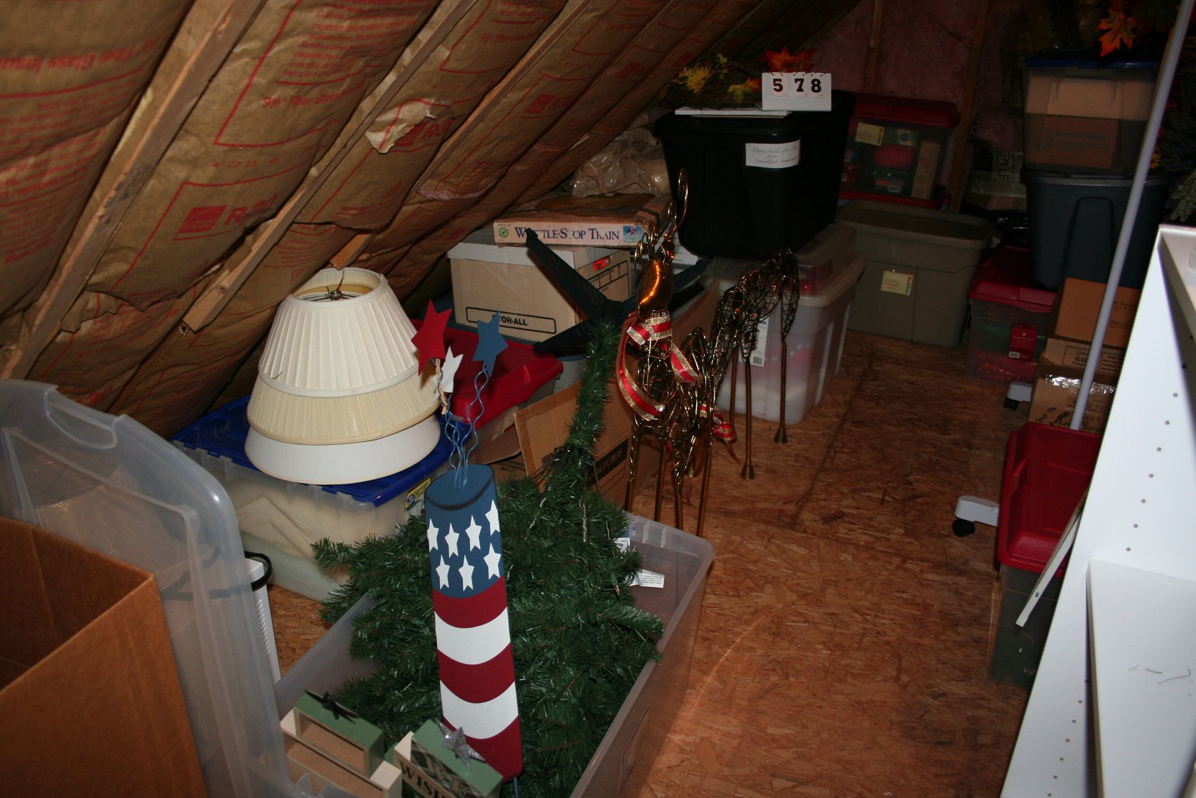 Image for Contents of Room - Christmas, Holiday Decor, 4 Pictures