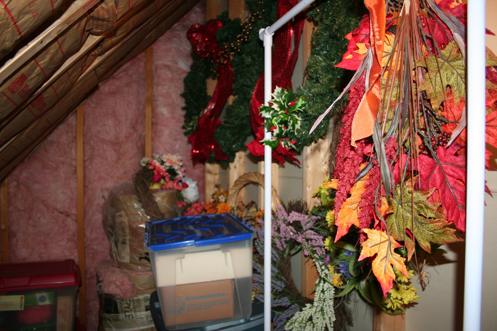 Image for Contents of Room - Christmas, Holiday Decor, 4 Pictures