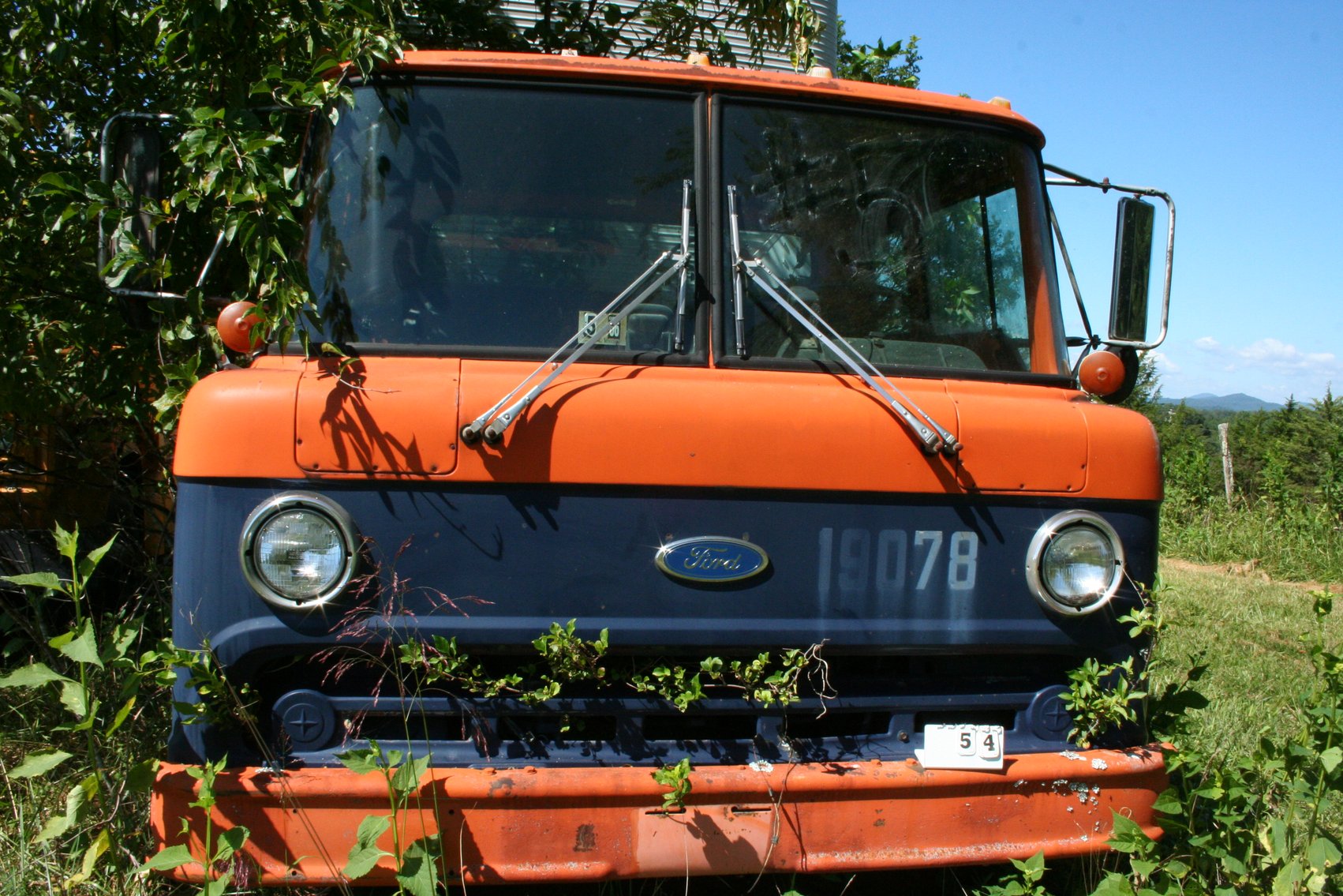Image for 1988 Ford 800   VIN #1FTXD8N3KVA04556   5 Speed Eaton 2 Speed Rear Axle   BILL OF SALE ONLY