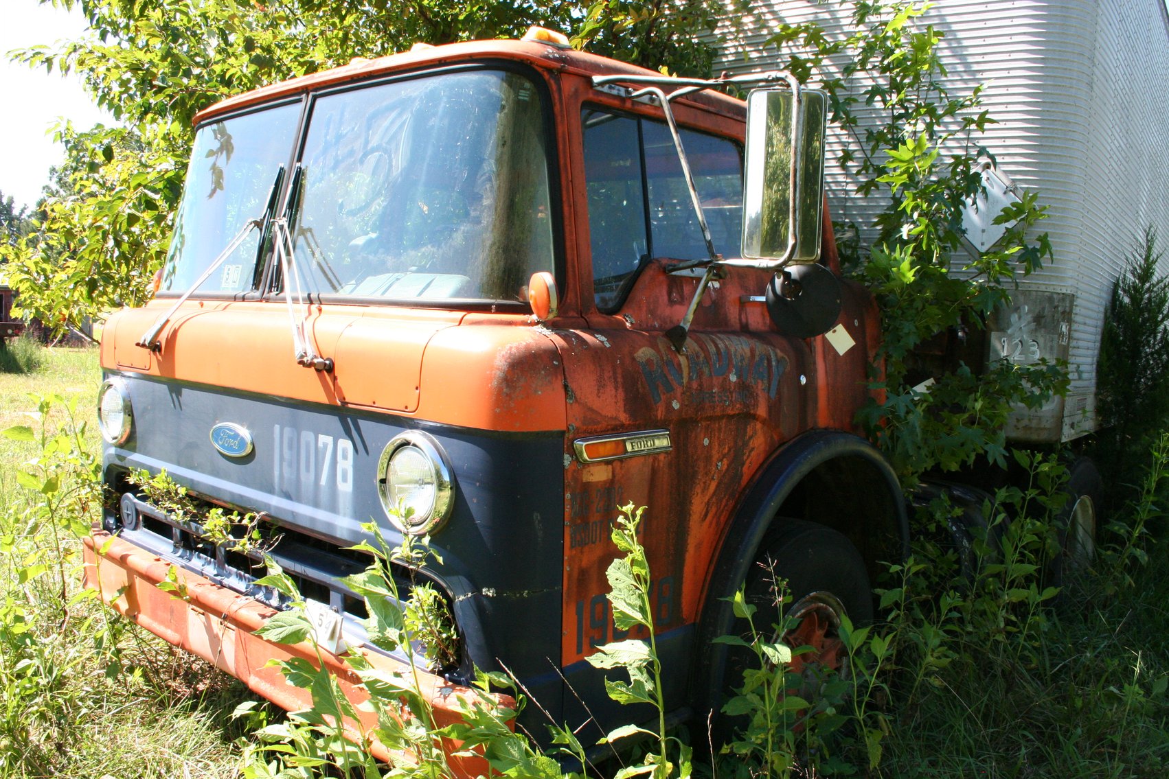 Image for 1988 Ford 800   VIN #1FTXD8N3KVA04556   5 Speed Eaton 2 Speed Rear Axle   BILL OF SALE ONLY