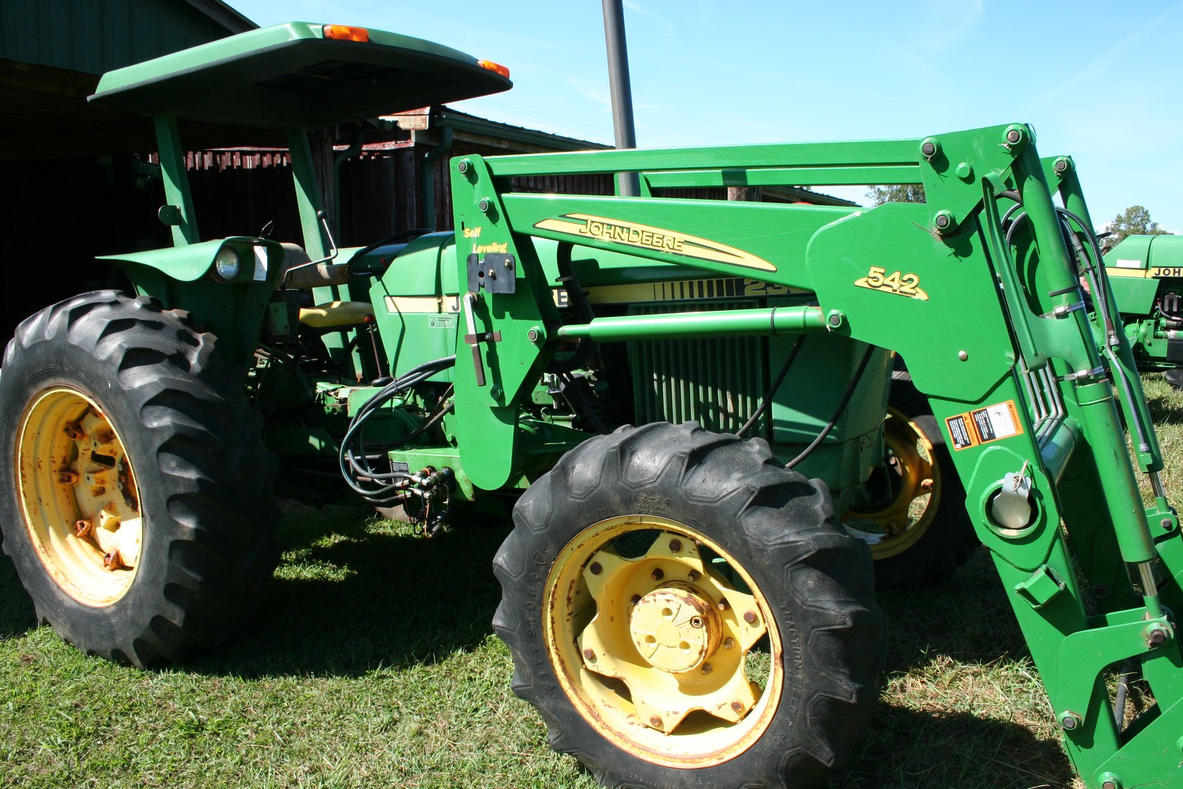 Image for John Deere 2350   ID #L023500F587961   Hours 4589   16 Speed   4X4