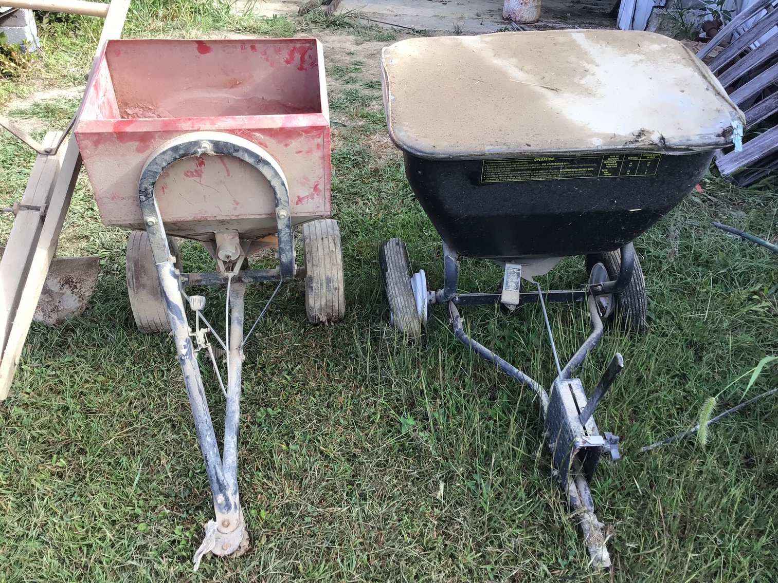 Image for 2 Fertilizer Spreaders