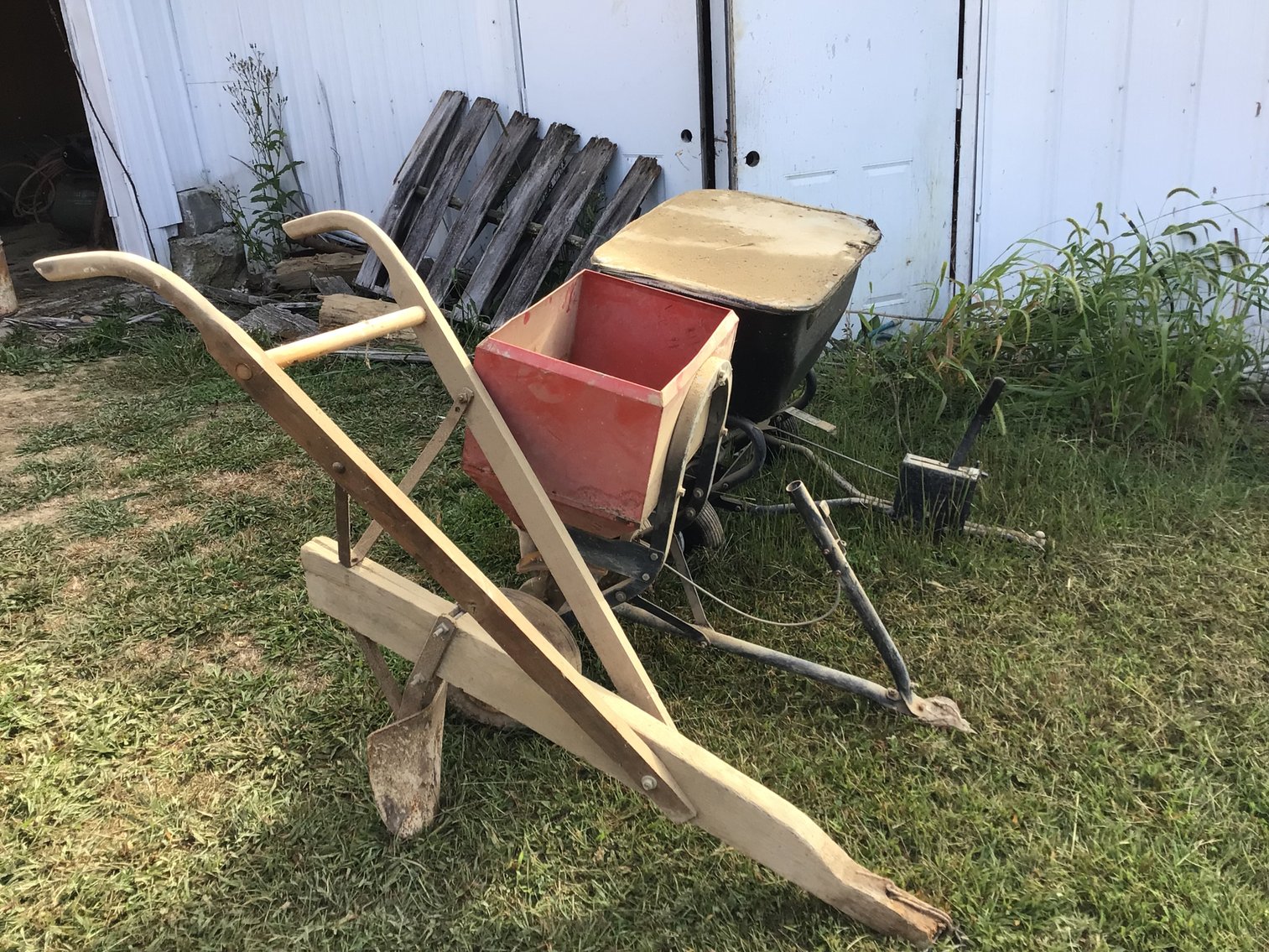 Image for 2 Fertilizer Spreaders