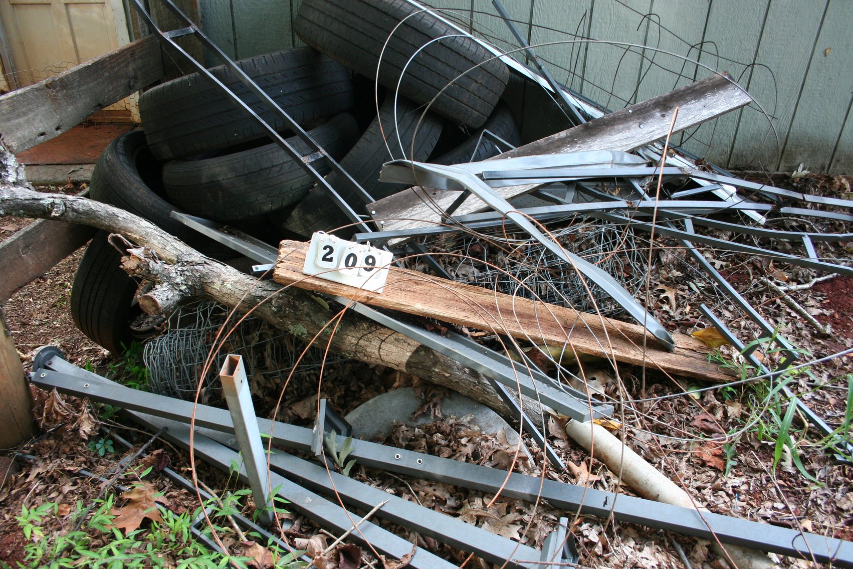 Image for Fencing, Wire, Gutters (LARGE LOT MUST REMOVE ALL)