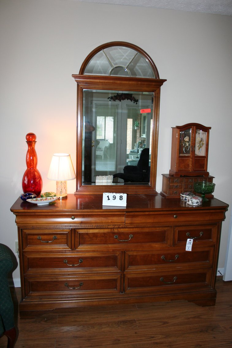 Image for Vintage Lexington Solid Wood Bedroom suite - Good Condition