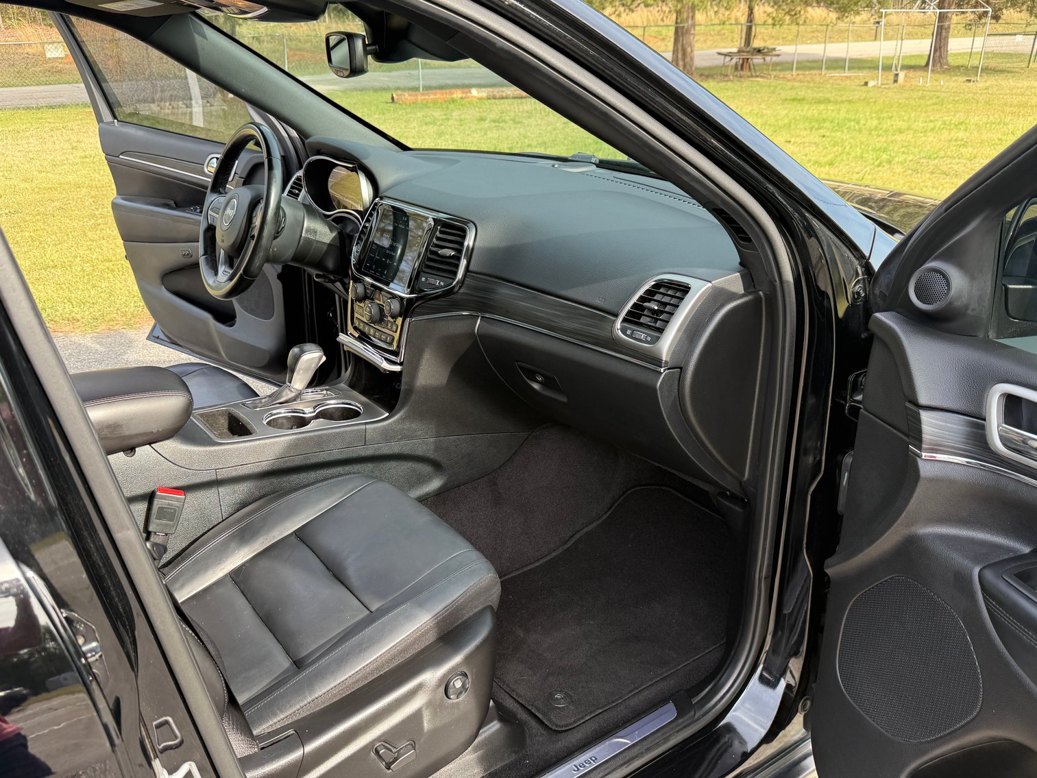 Image for 26-038 2022 Jeep Grand Cherokee Limited w/ Tow Package & Panoramic Roof