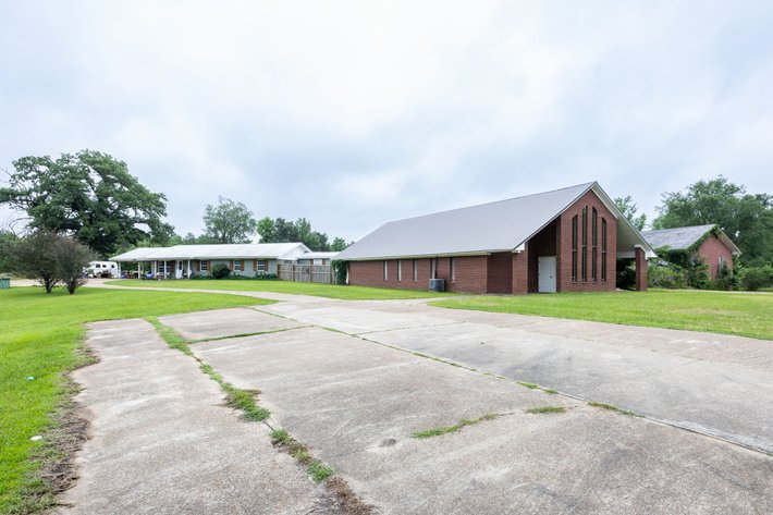 NO RESERVE 10± ACRE HOME, CHURCH & LAND AUCTION – MAGNOLIA, AR