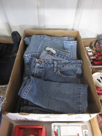Image for (7) Pair of women's jean pants