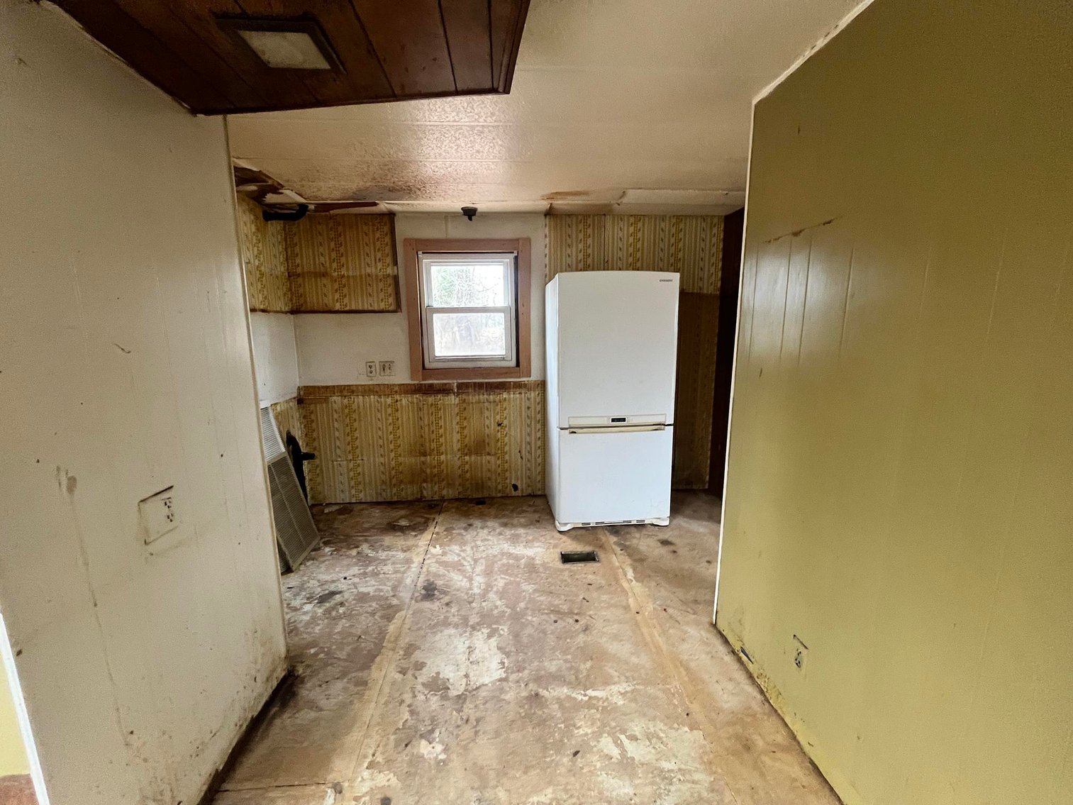 Image for SOLD $44,000 - 3 Bedroom Project Home in a Convenient Charleston Location