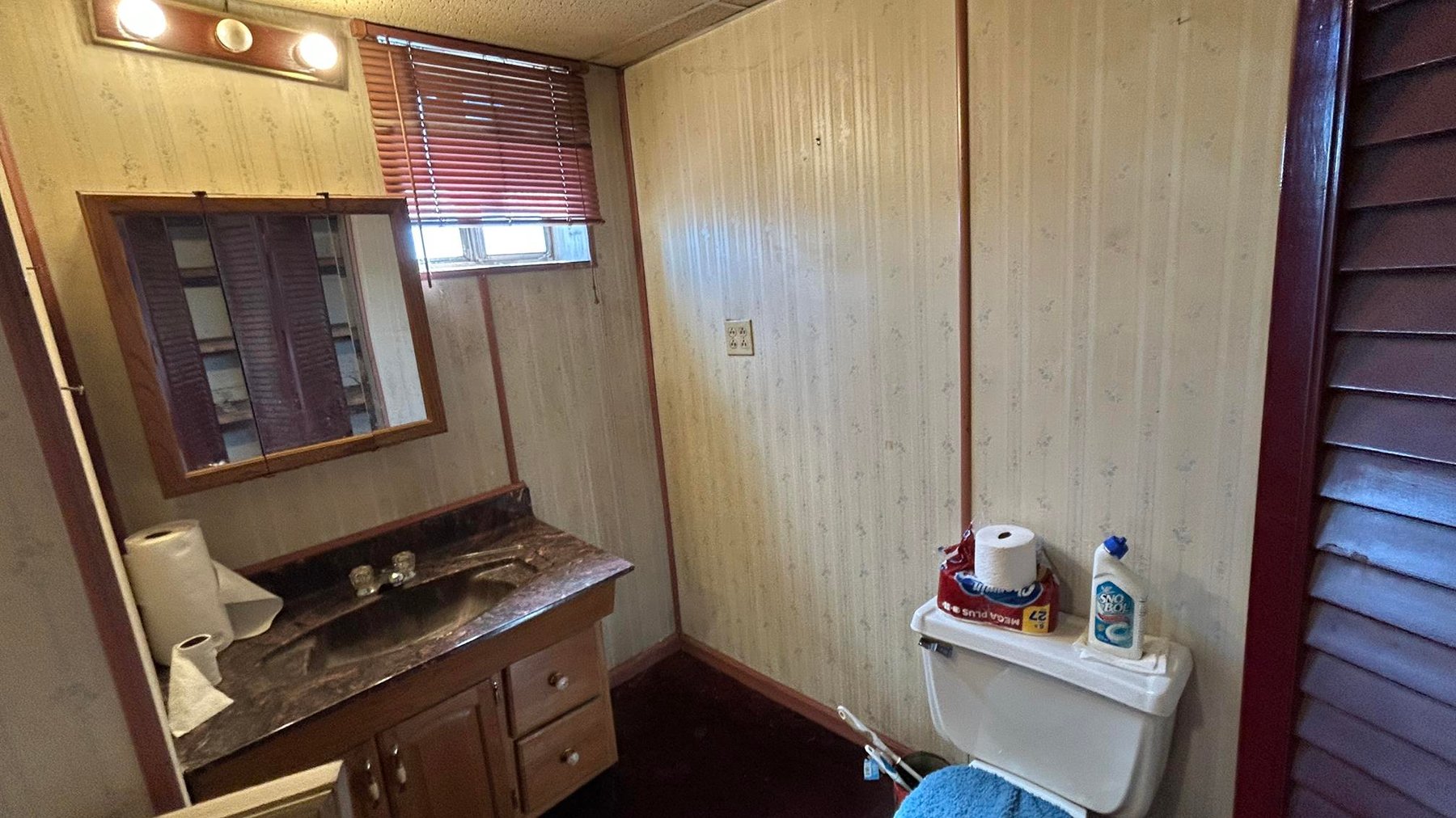 Image for SOLD $63,800 - Commercial Building with Garage Bays & Apartment Selling to the Highest Bidder