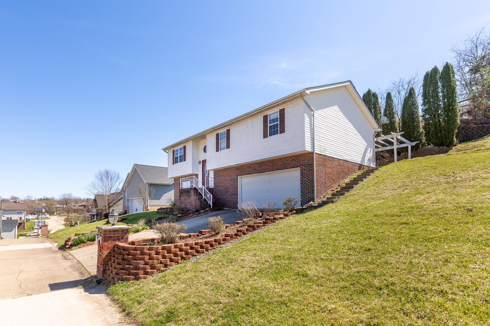 Image for SOLD $163,900 - Spacious 4 Bedroom Mid-Entry on a Large Lot in Cross Lanes