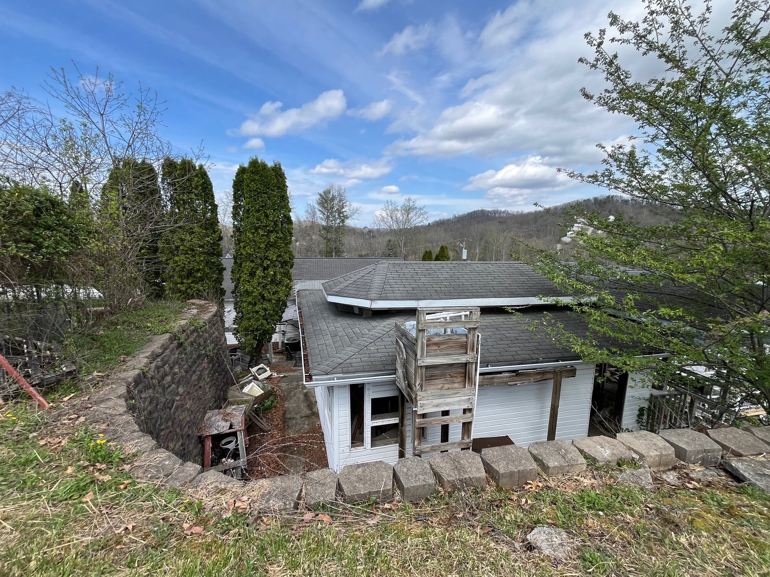 Image for SOLD $163,900 - Spacious 4 Bedroom Mid-Entry on a Large Lot in Cross Lanes