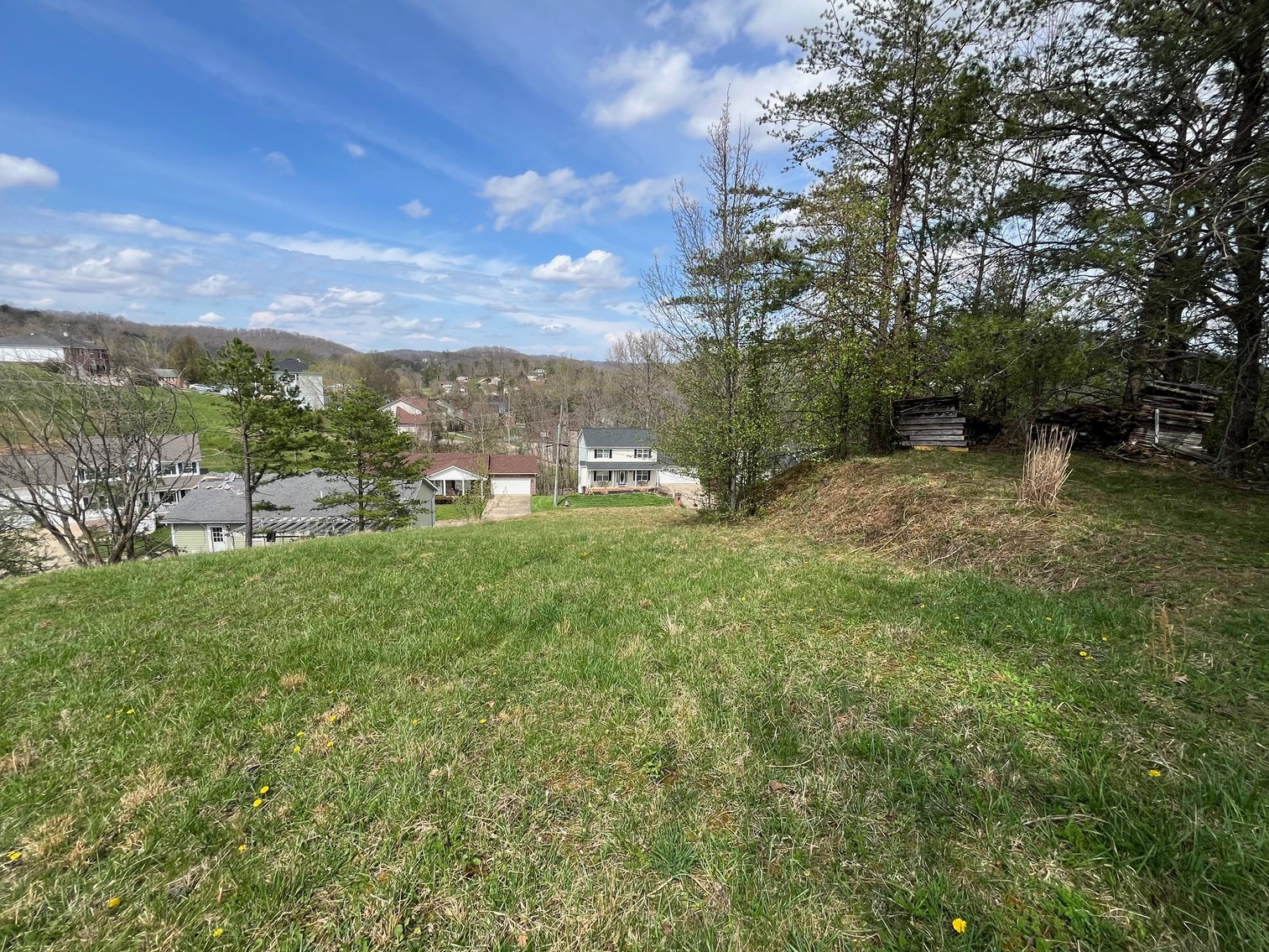 Image for SOLD $163,900 - Spacious 4 Bedroom Mid-Entry on a Large Lot in Cross Lanes