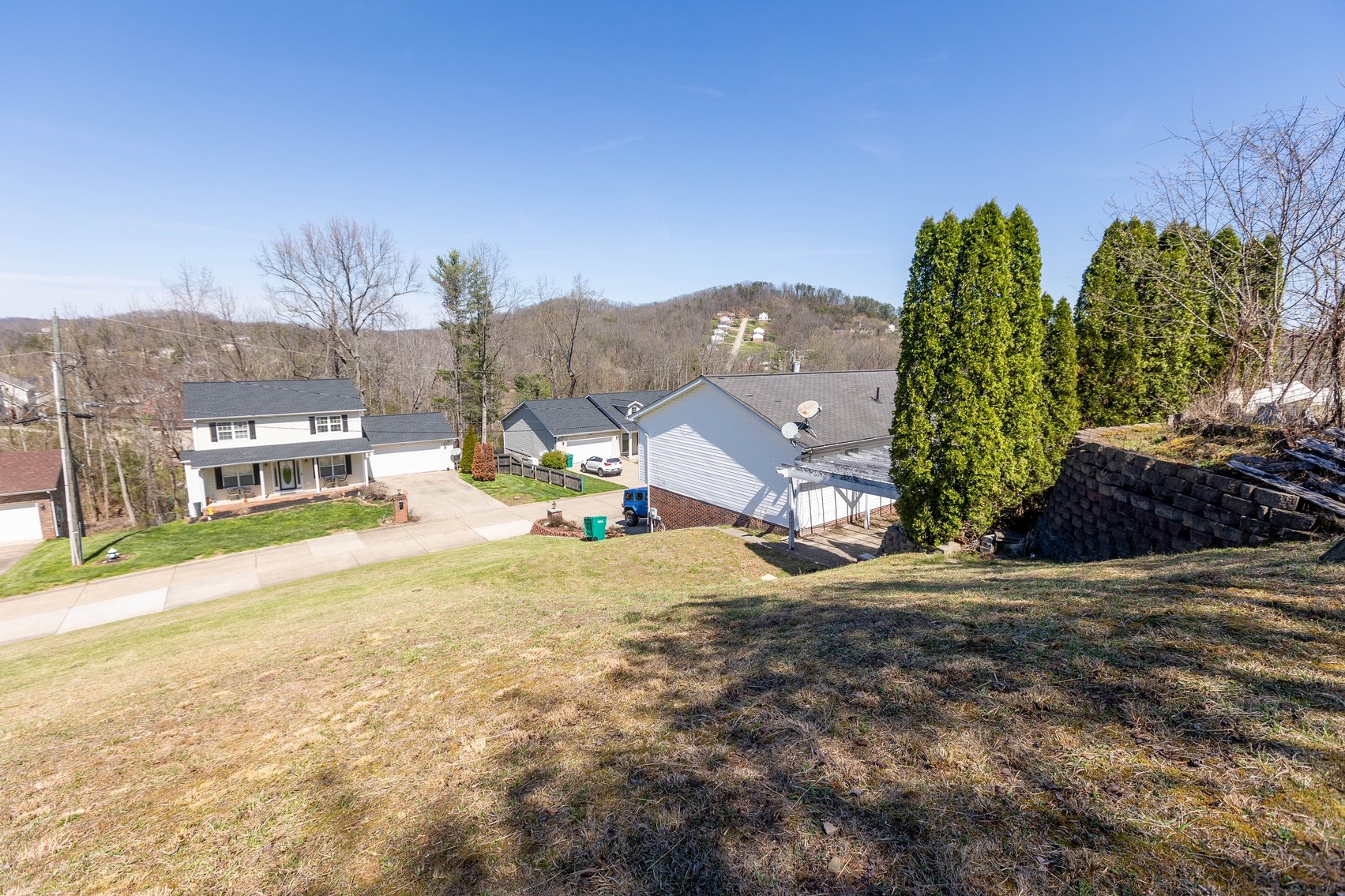 Image for SOLD $163,900 - Spacious 4 Bedroom Mid-Entry on a Large Lot in Cross Lanes
