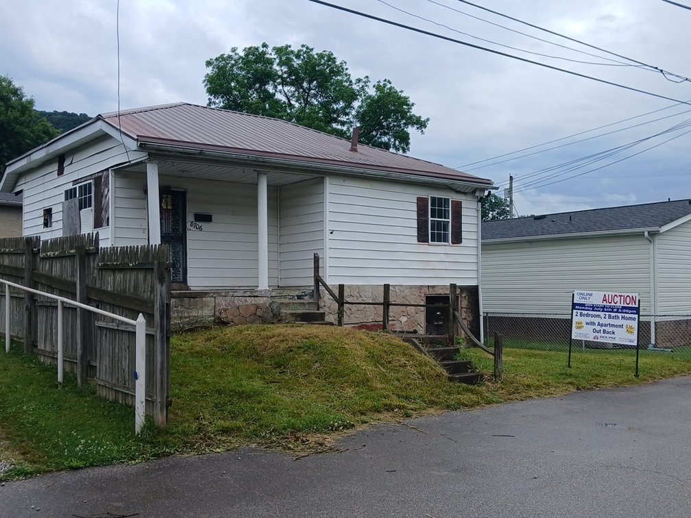 Image for 2 Bedroom Plus Apartment in Marmet Ideal for a Remodel