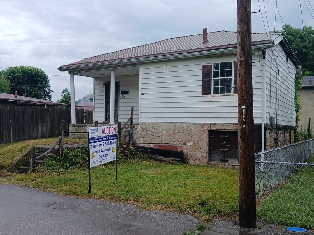 Image for 2 Bedroom Plus Apartment in Marmet Ideal for a Remodel