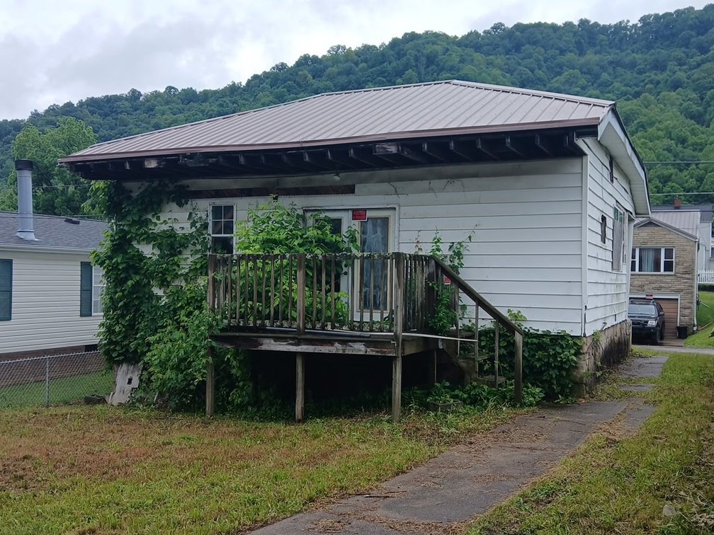 Image for 2 Bedroom Plus Apartment in Marmet Ideal for a Remodel