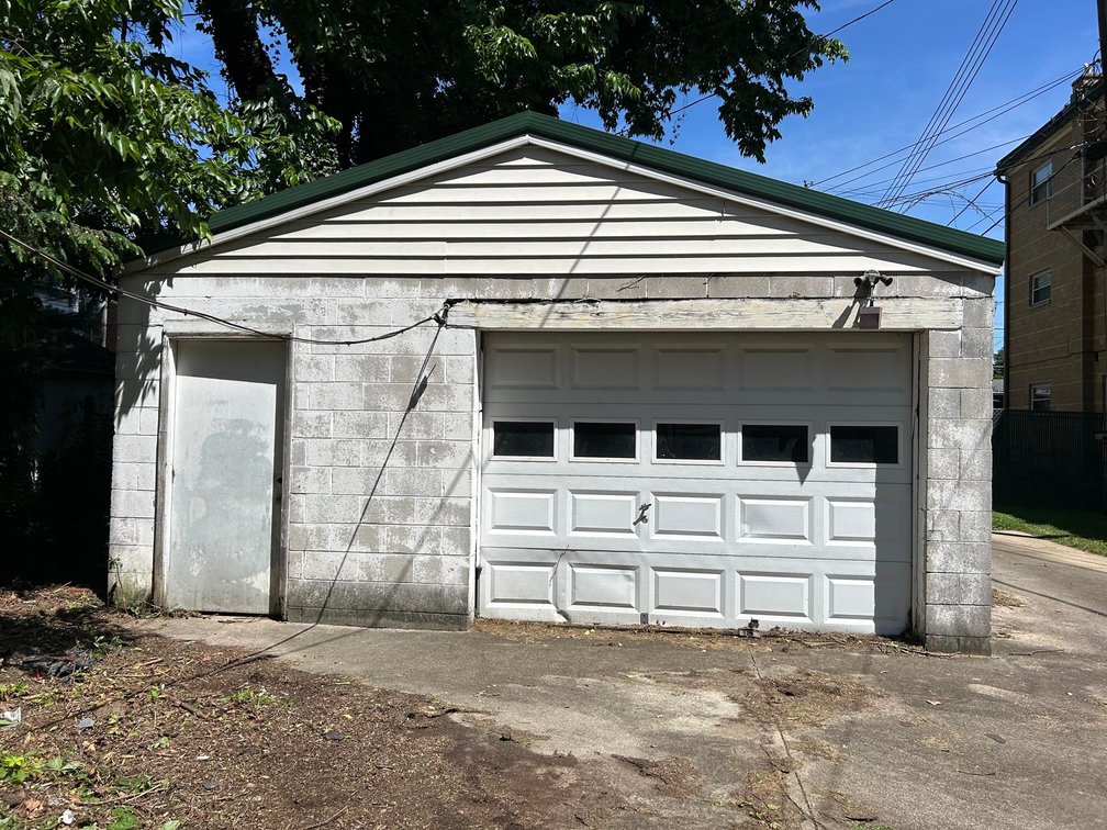 Image for Brick 4 Bedroom in Huntington Selling to the Highest Bidder