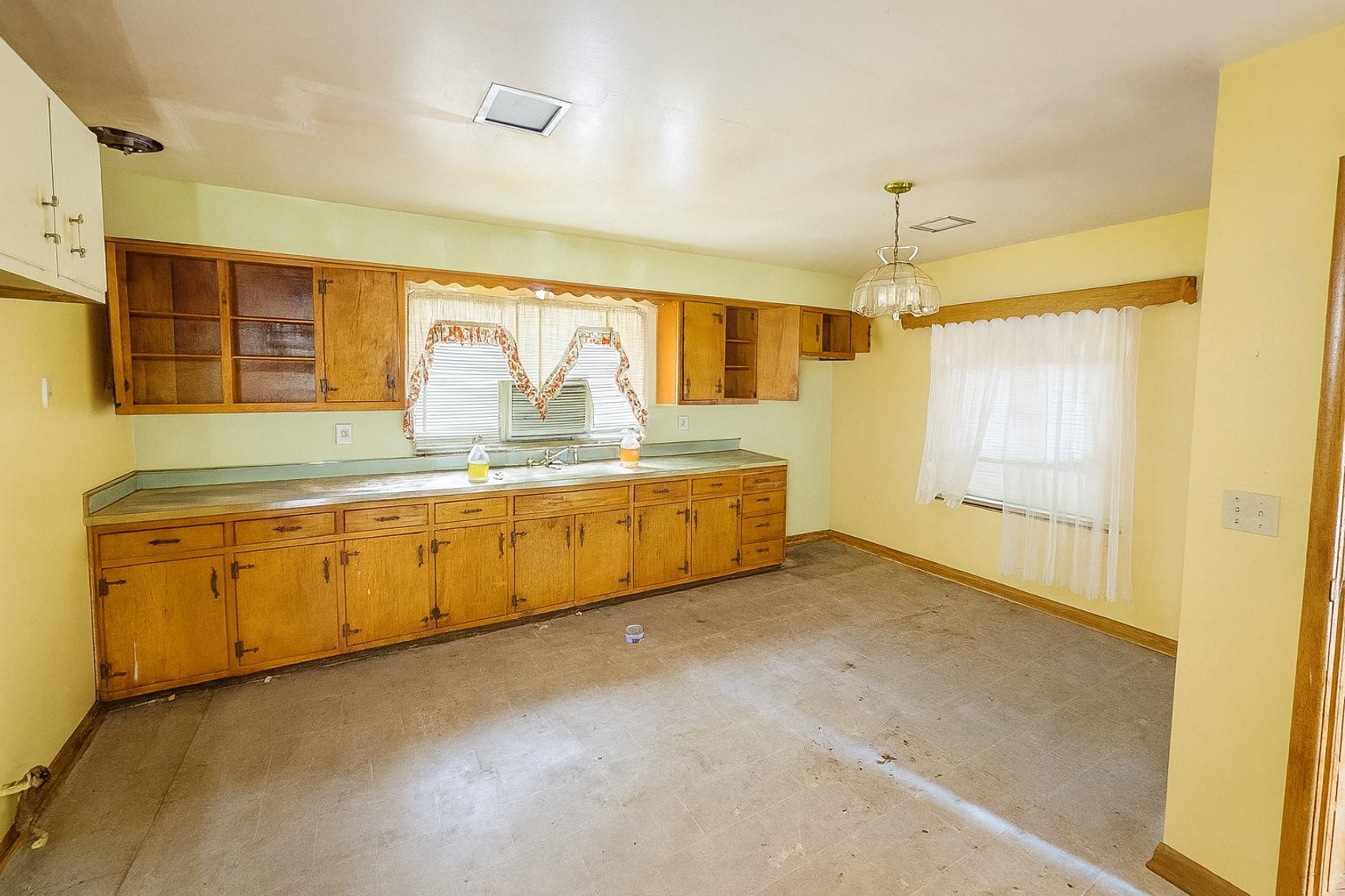 Image for SOLD $20,075 - Commercial Building w/ Apartment in Charleston Selling to the Highest Bidder