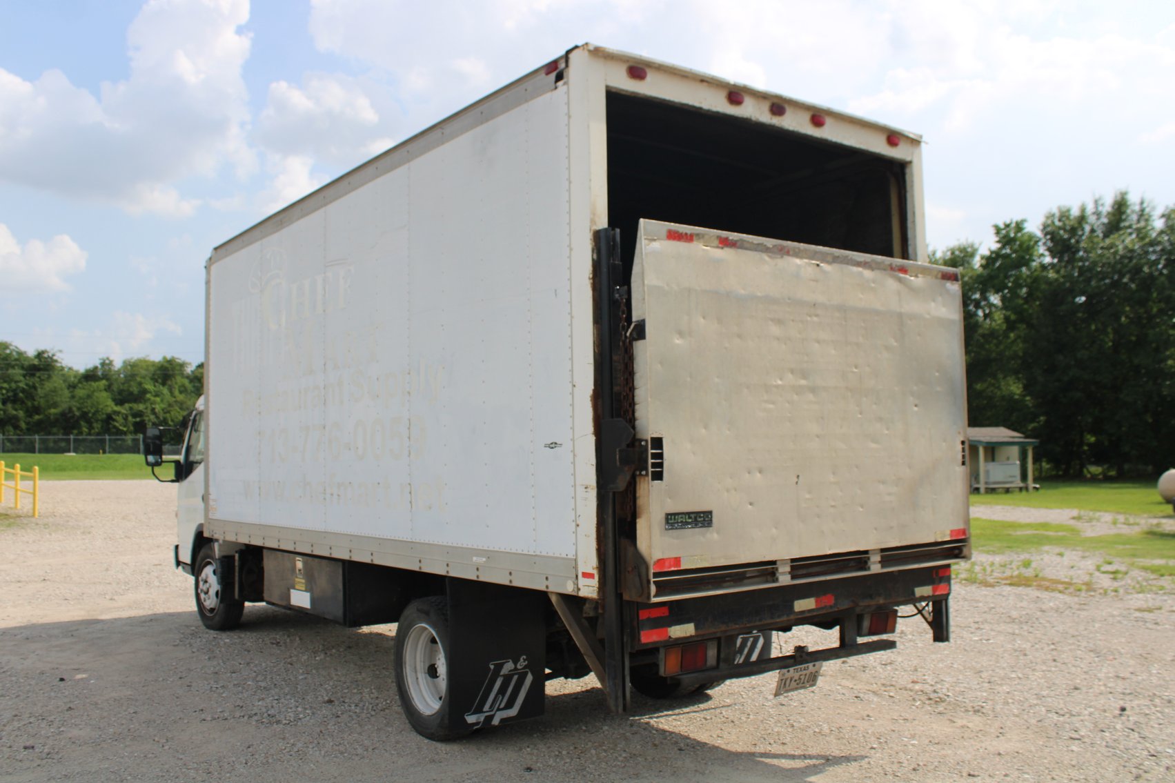 Image for 2007 Mitsubishi Fuso FE85D Box Van - MUST BE TOWED- Tomball, TX
