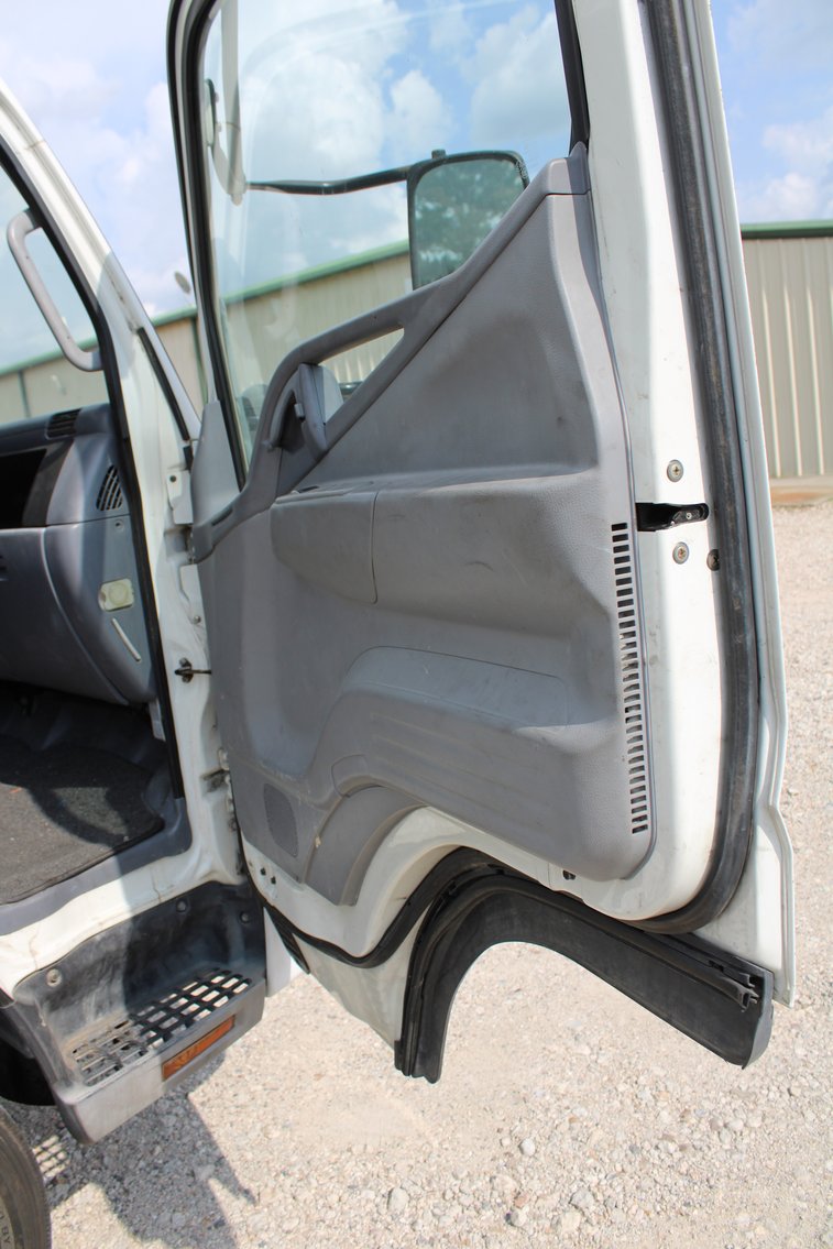 Image for 2007 Mitsubishi Fuso FE85D Box Van - MUST BE TOWED- Tomball, TX