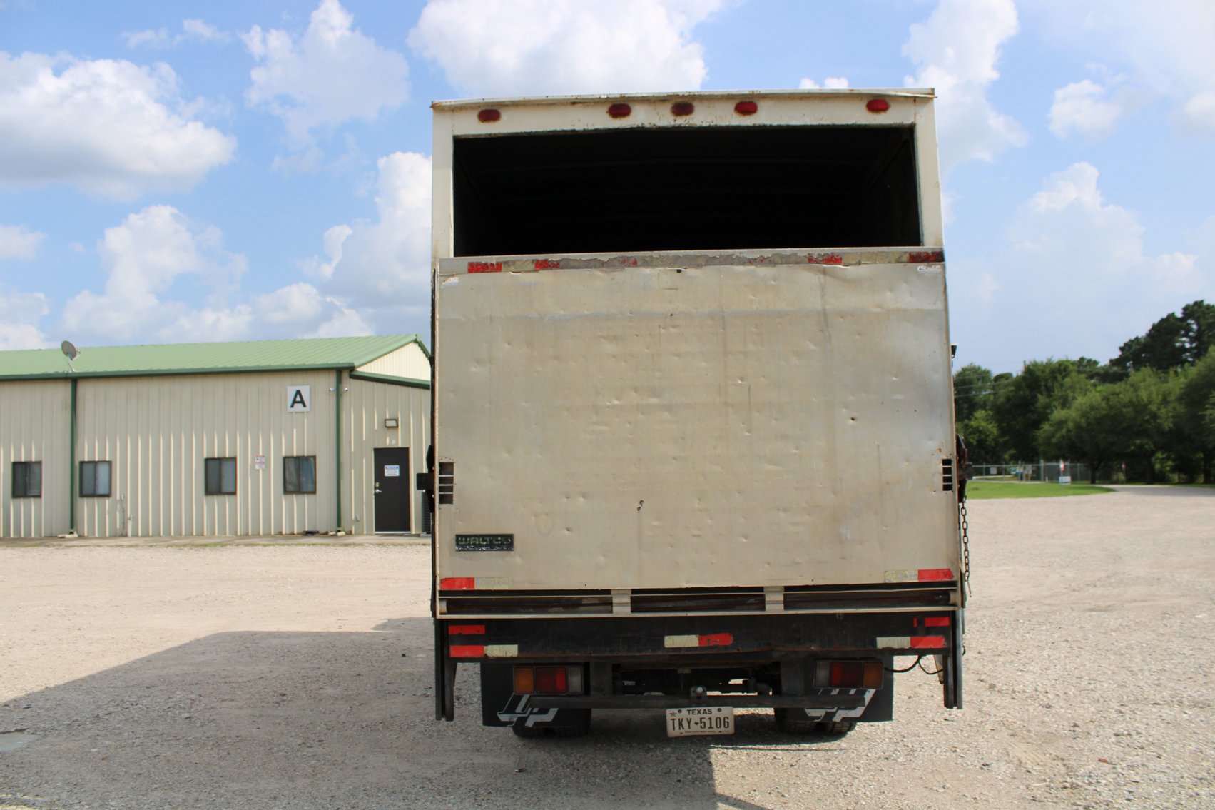 Image for 2007 Mitsubishi Fuso FE85D Box Van - MUST BE TOWED- Tomball, TX