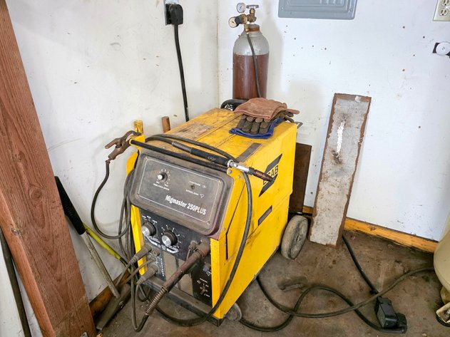 ESAB Migmaster 250 Plus MIG Welder w/ Gas Cylinder & Gloves