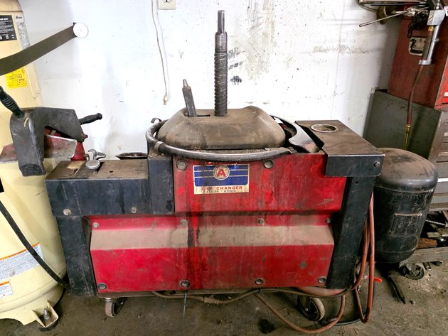 Atlas Tire Changing Station