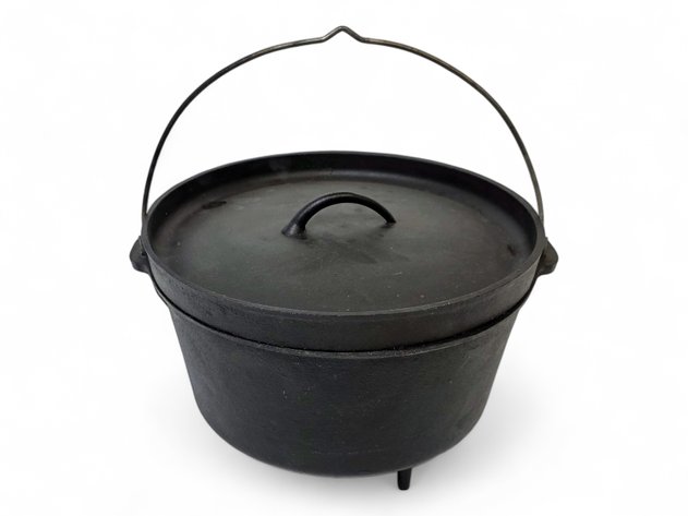 Cast Iron Camp Dutch Oven w/ Lipped Lid