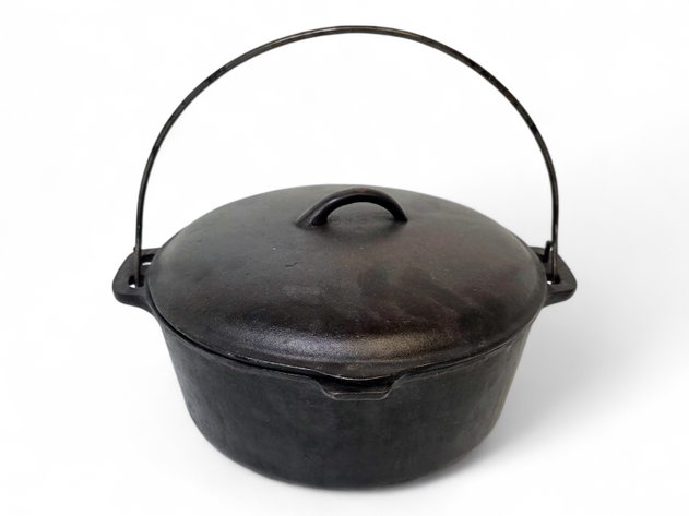 Cast Iron Camp Dutch Oven w/ Spout