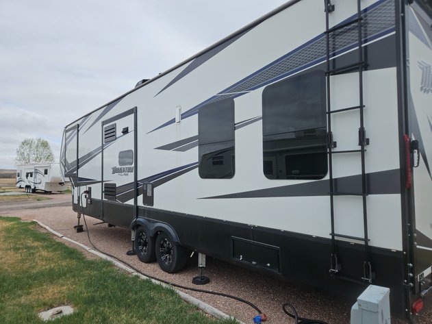 Image for '18 Momentum 40' Toy Hauler Grand Design
