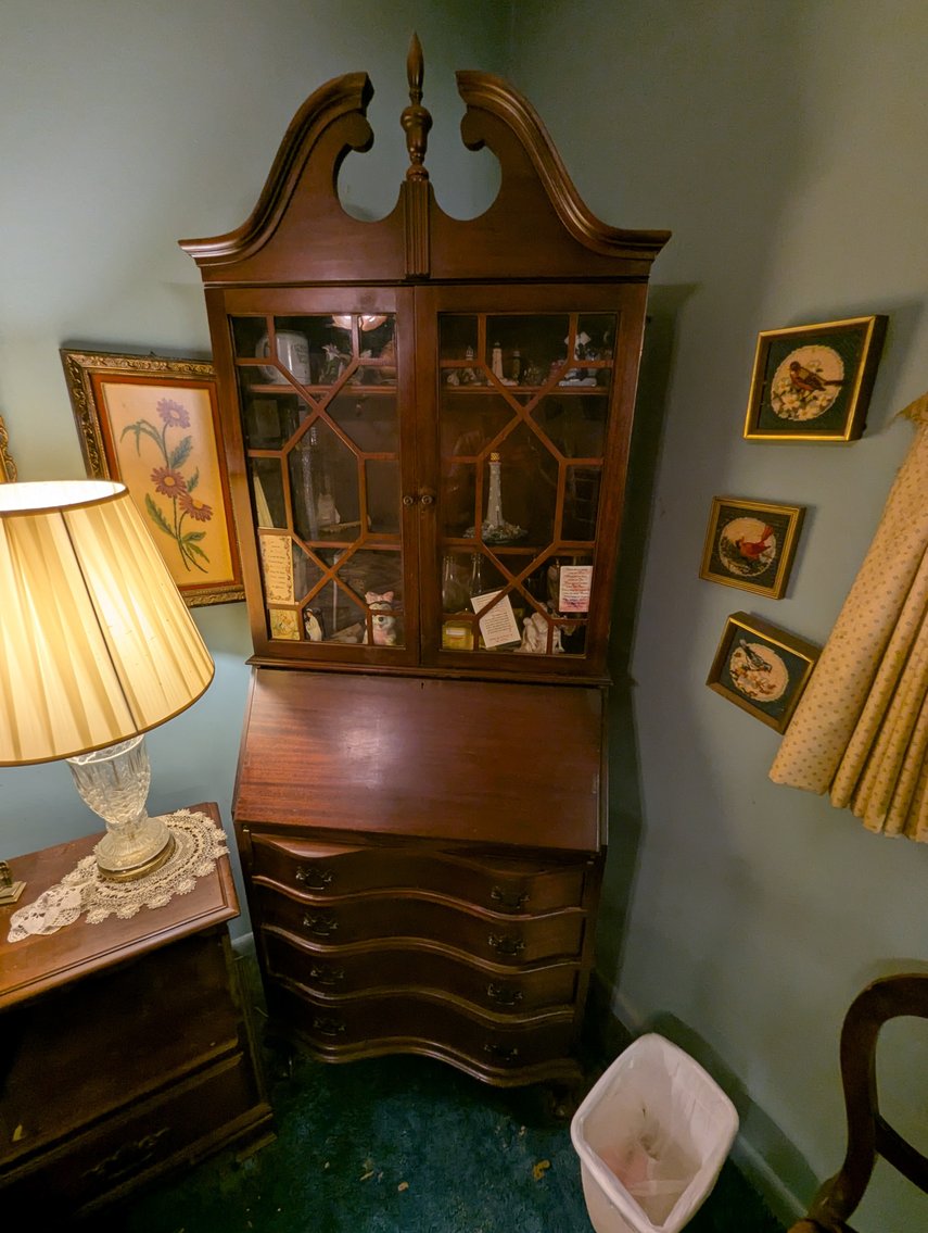 Image for 4 BR, 2.5 BATH BRICK RANCHER/ 2004 MERCURY GRAND MARQUIS, COLLECTIBLES, FURNITURE, HOUSEHOLD ITEMS, & GLASSWARE TBS SM/LG LOTS