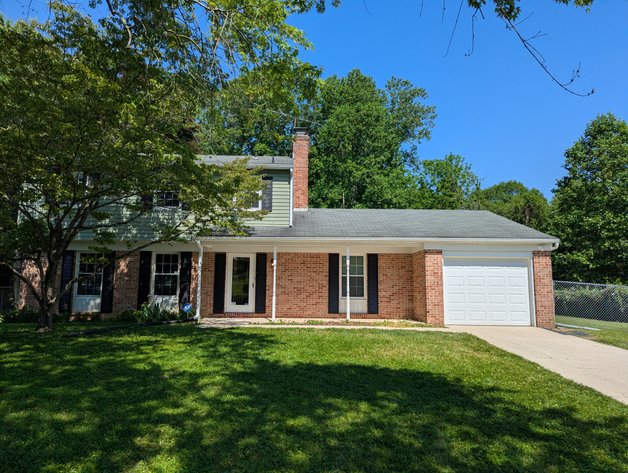 2-STORY BRICK & ALUMINUM SIDED COLONIAL/ 3 BR, 2.5 BATH/ 0.57 +/- AC LEVEL LOT w/ ATT. 1-CAR GARAGE & COVERED FRONT PORCH