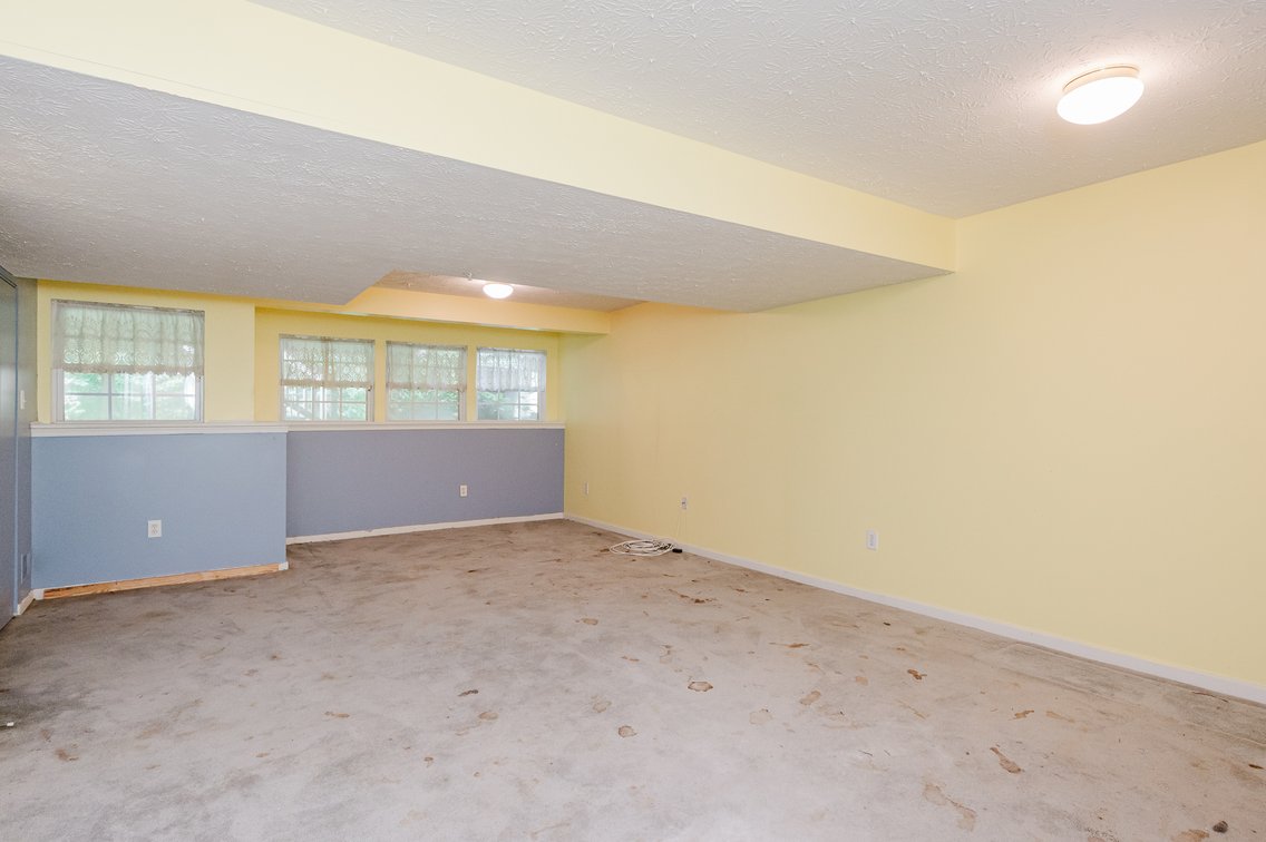 Image for ATTN: FIRST TIMERS, INVESTORS, & RENOVATORS! 2 BR, 4 BATH BRICK & VINYL CENTER UNIT TOWNHOME/ PRIVATE EOC LOCATION & PRIVATE BACK YARD