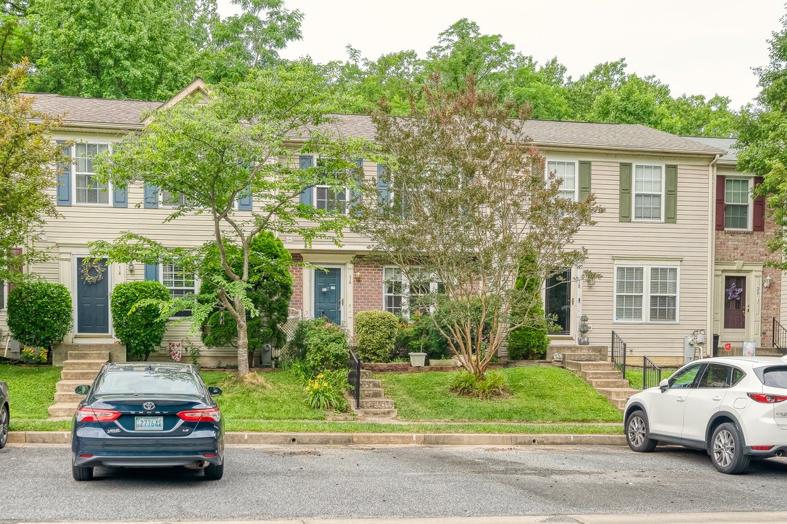 Image for ATTN: FIRST TIMERS, INVESTORS, & RENOVATORS! 2 BR, 4 BATH BRICK & VINYL CENTER UNIT TOWNHOME/ PRIVATE EOC LOCATION & PRIVATE BACK YARD