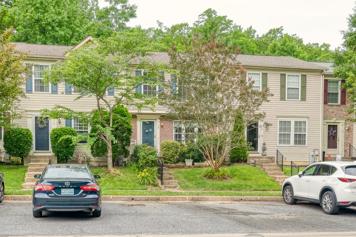 ATTN: FIRST TIMERS, INVESTORS, & RENOVATORS! 2 BR, 4 BATH BRICK & VINYL CENTER UNIT TOWNHOME/ PRIVATE EOC LOCATION & PRIVATE BACK YARD