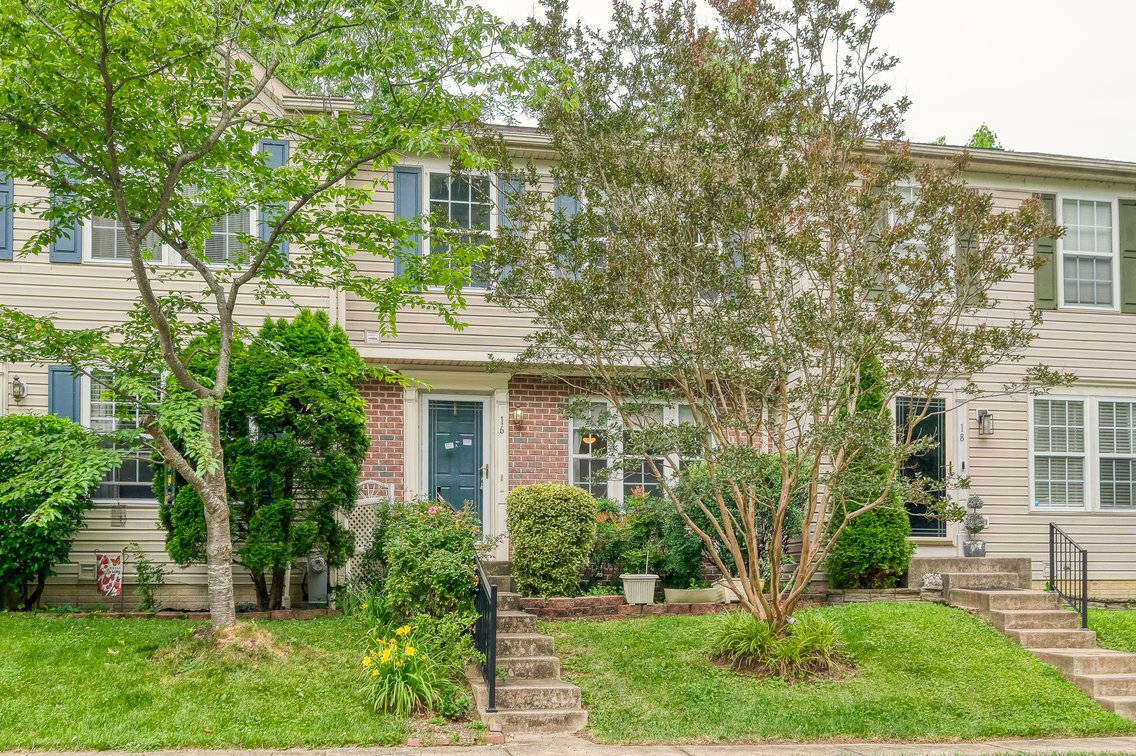 Image for ATTN: FIRST TIMERS, INVESTORS, & RENOVATORS! 2 BR, 4 BATH BRICK & VINYL CENTER UNIT TOWNHOME/ PRIVATE EOC LOCATION & PRIVATE BACK YARD