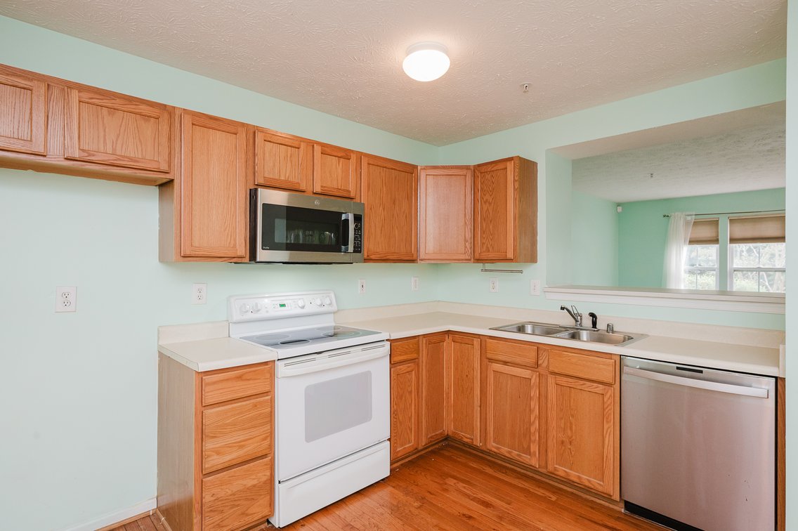 Image for ATTN: FIRST TIMERS, INVESTORS, & RENOVATORS! 2 BR, 4 BATH BRICK & VINYL CENTER UNIT TOWNHOME/ PRIVATE EOC LOCATION & PRIVATE BACK YARD