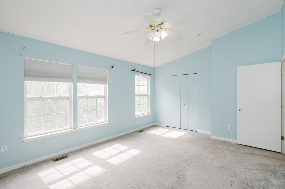 Image for ATTN: FIRST TIMERS, INVESTORS, & RENOVATORS! 2 BR, 4 BATH BRICK & VINYL CENTER UNIT TOWNHOME/ PRIVATE EOC LOCATION & PRIVATE BACK YARD