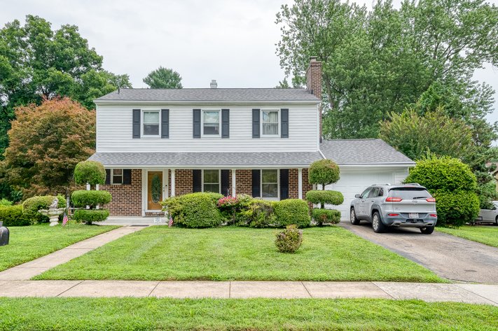 2-STORY COLONIAL STYLE HOME W/ COVERED FRONT PORCH , ATT. 1-CAR GARAGE, & SPACIOUS/FENCED 0.32 +/- ACRE LOT
